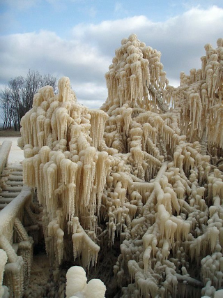 Illustration for article titled These alien-looking ice sculptures formed all on their own